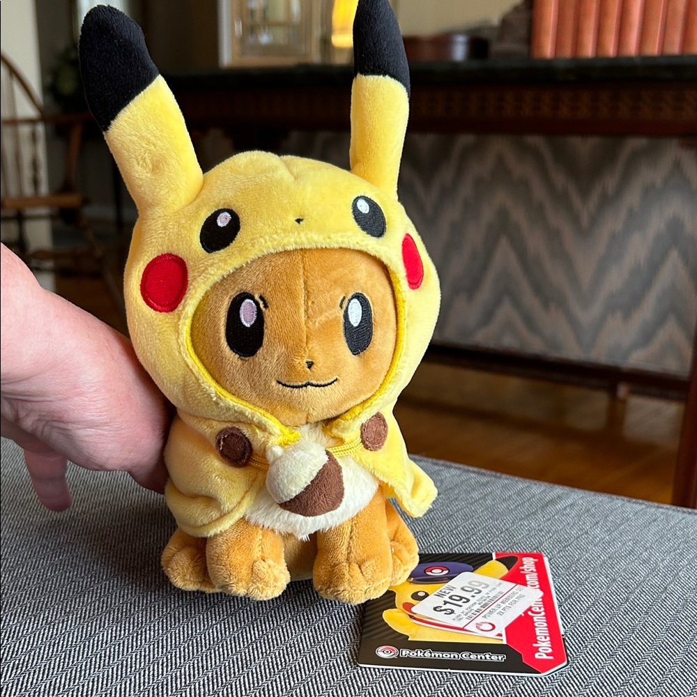 Pokémon Eevee Wearing Pikachu Cape 9” plushy NWT, 2019, NWT